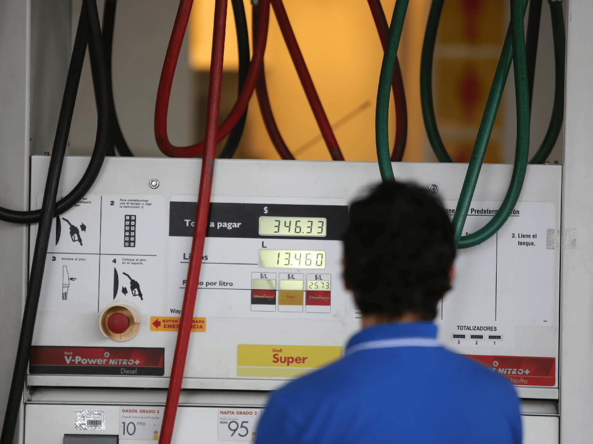 Expendedores de combustibles controlarán precios y abastecimiento para que se cumpla el "congelamiento"