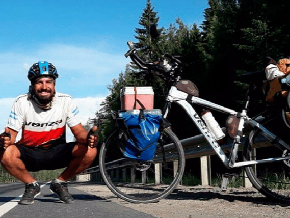 Cordobés llegó en bicicleta a Rusia: "Son 14 mil kilómetros"