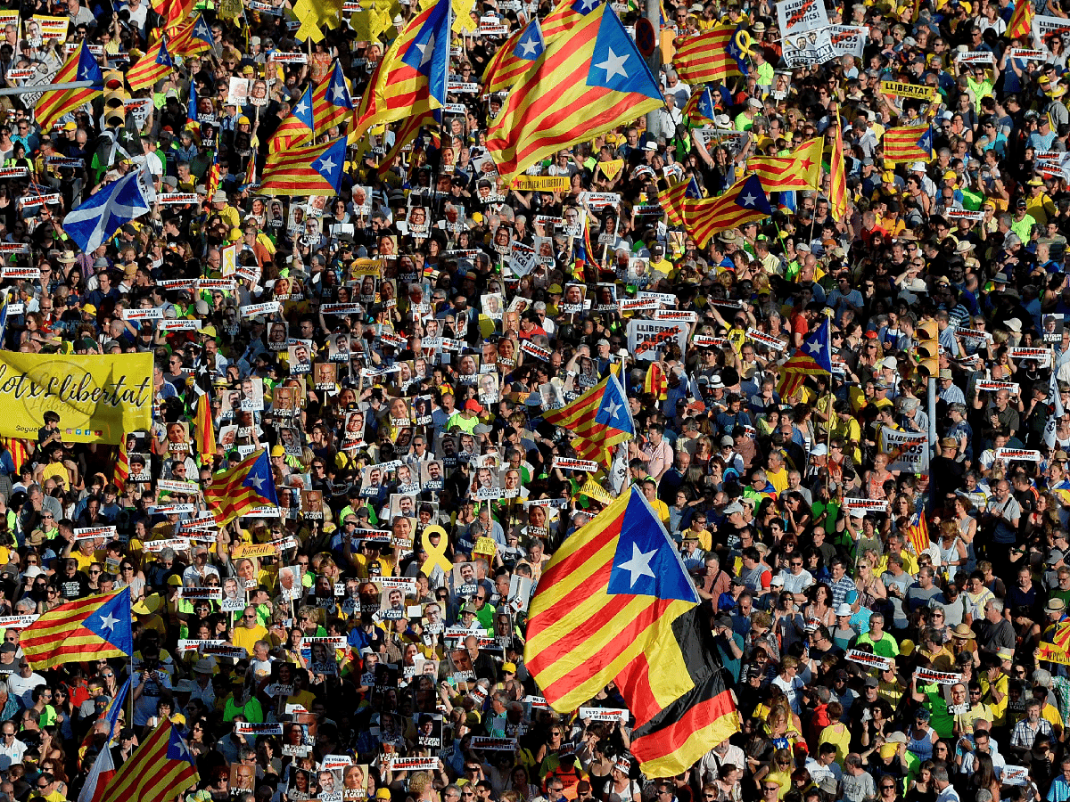 Multitudinaria protesta en Barcelona pidiendo liberación de líderes independentistas