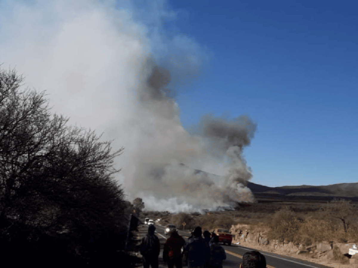 Incendio en Capilla del Monte: evacuados y un bombero herido