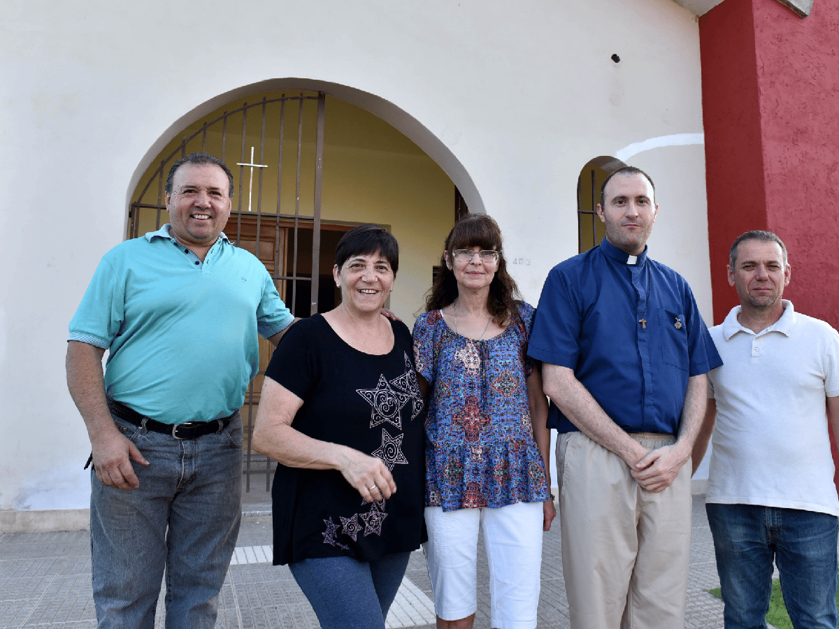 Construyendo la fe: vecinos remodelaron la capilla del   barrio que consagrará su altar 