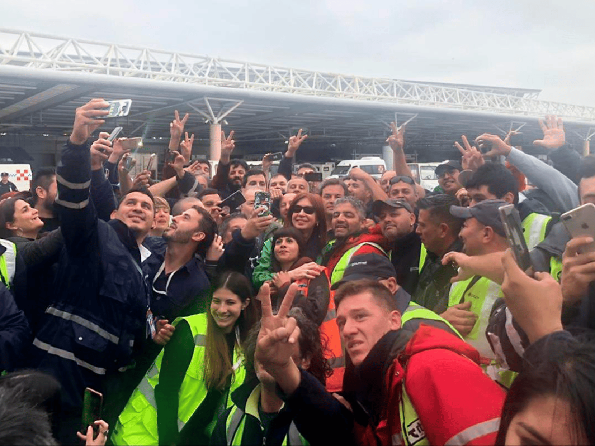 Cristina Fernández fue ovacionada por empleados de Ezeiza antes de viajar a Cuba