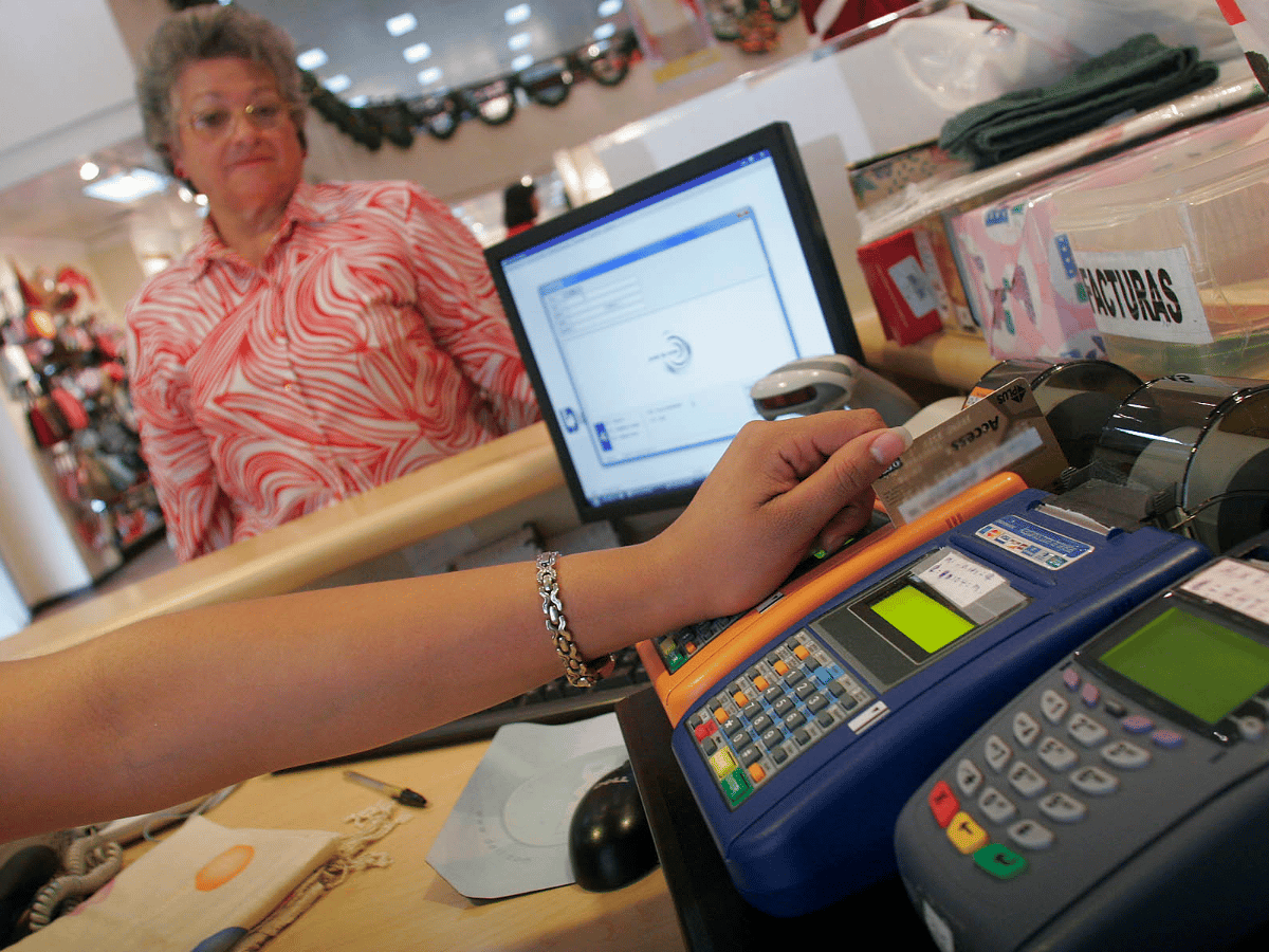Desaceleró fuerte el uso de las tarjetas de débito y crédito 
