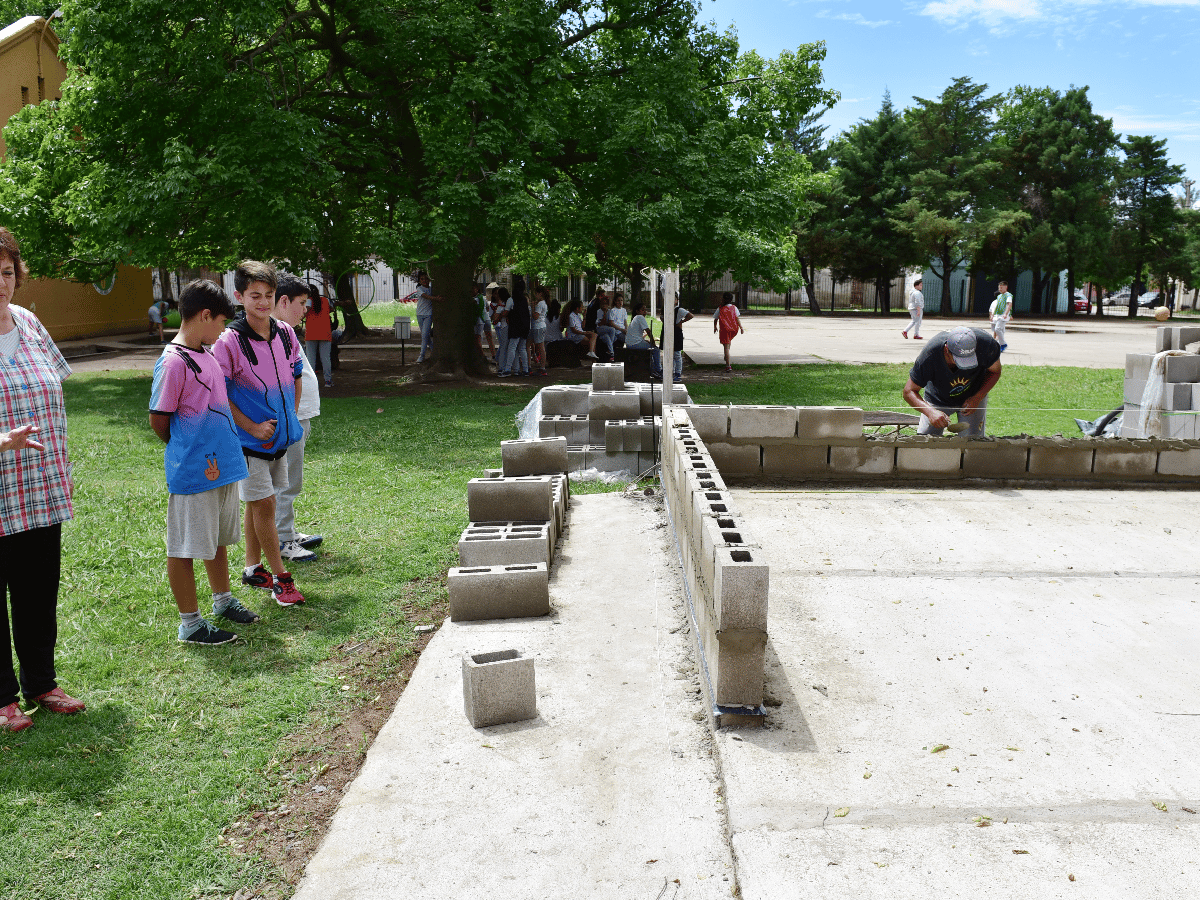 Alumnos construyeron una vereda ecológica en la Escuela Roca   