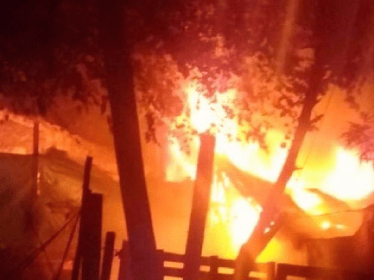 Vecinos incendiaron la casa de tres hombres a los que acusan de "motochorros"