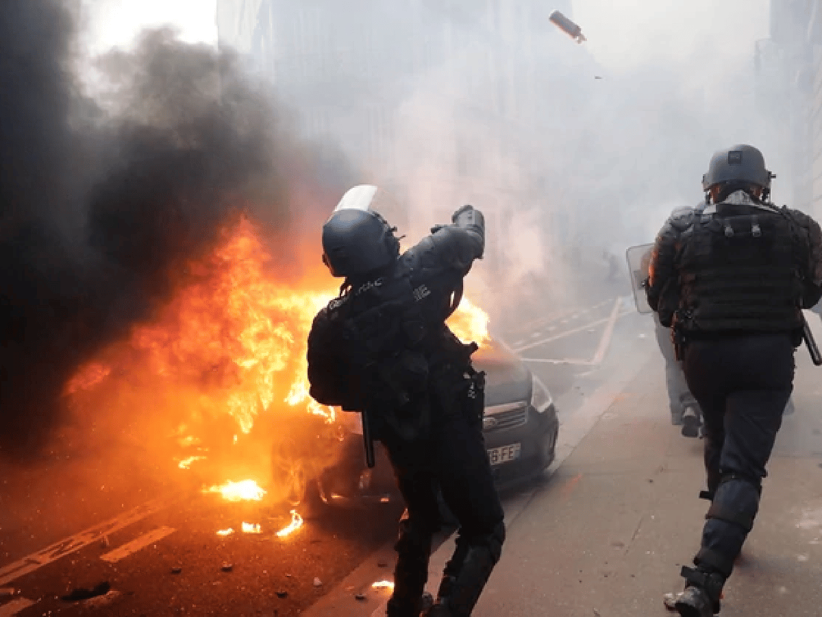 El gobierno francés calificó como "una catástrofe" a las violentas protestas de los "chalecos amarillos" en París