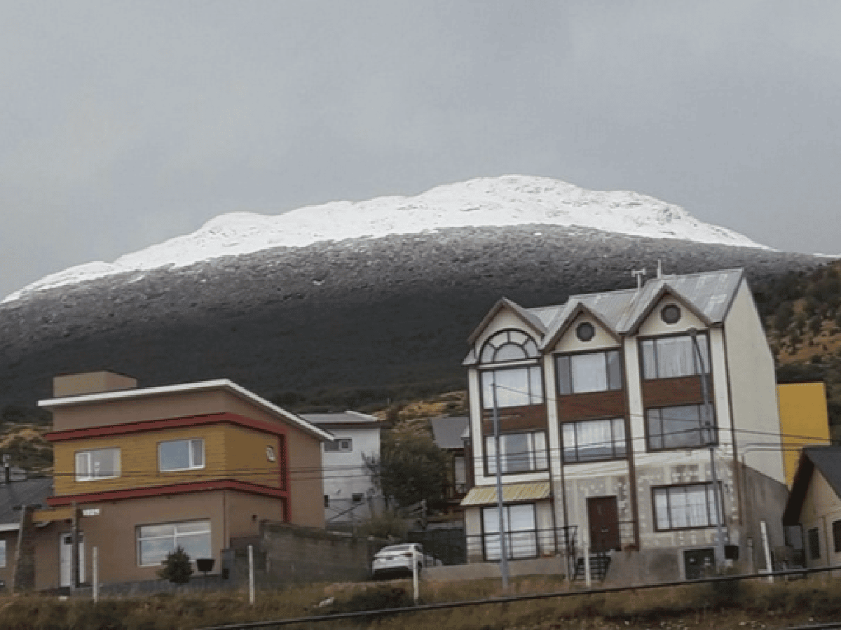 Cayó la primera nevada del año en las montañas de Ushuaia
