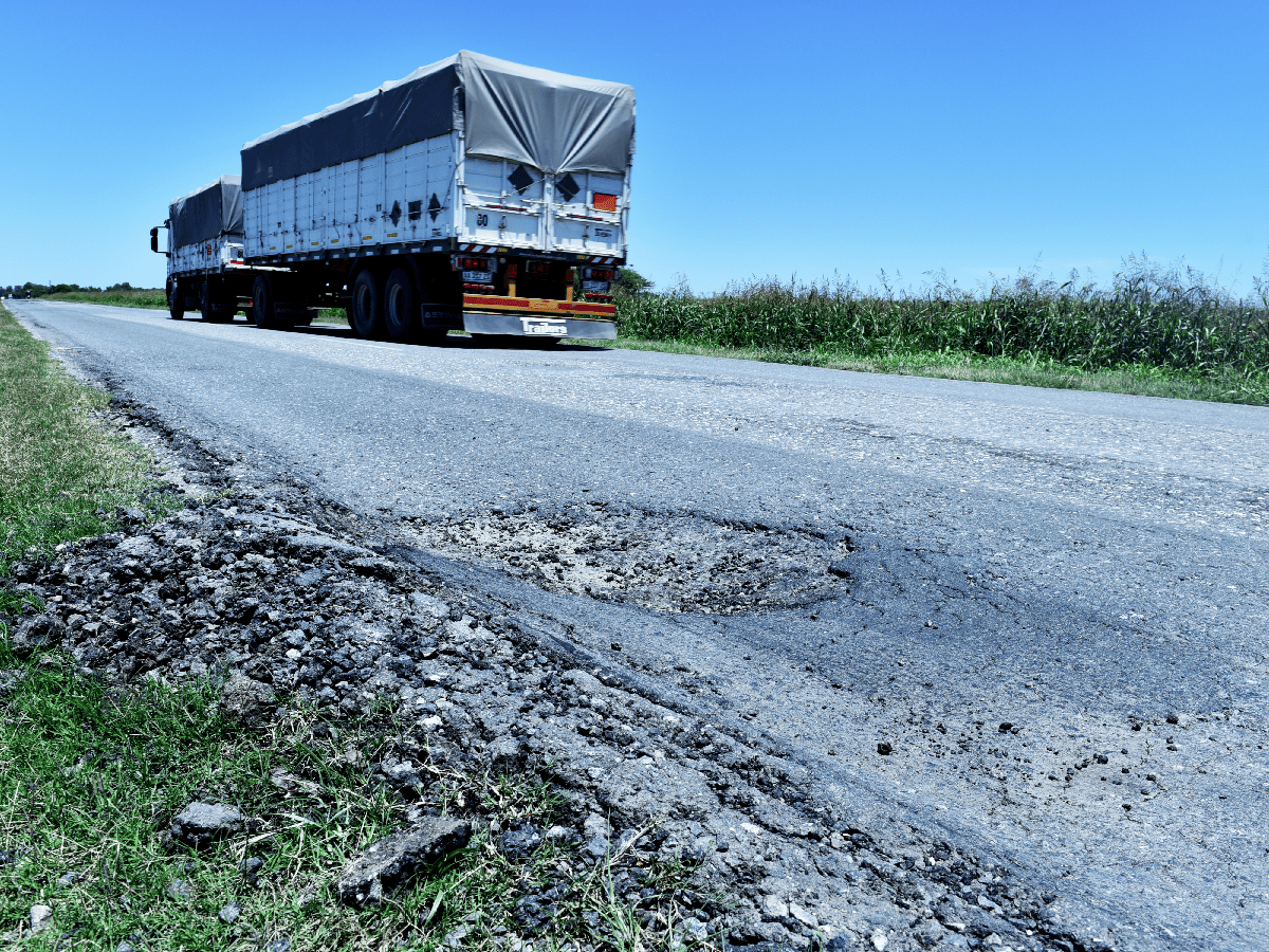 Tras el vuelco de un camión, está cortada media calzada de la ruta nacional 158 
