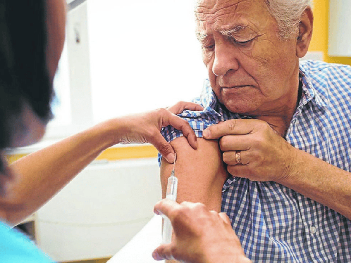 Gripe: comienza la vacunación casa por casa a mayores de 80 años
