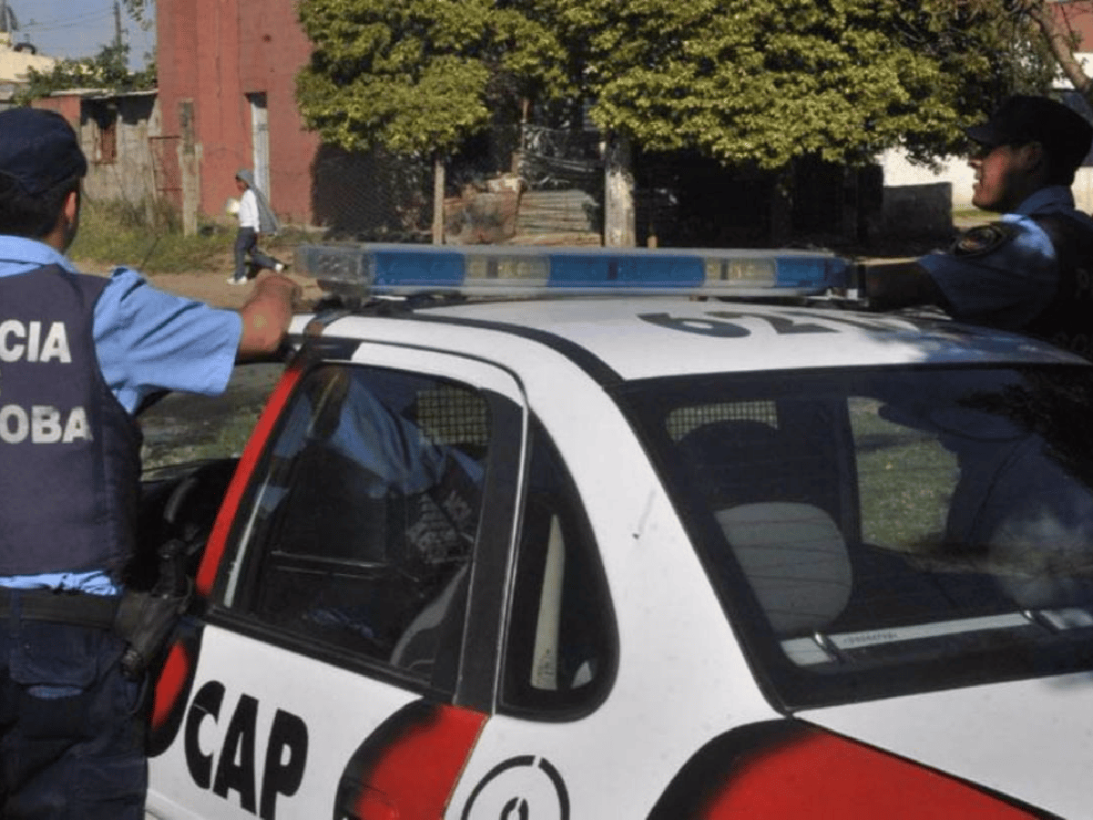 Córdoba: desmayó a un policía, le robó el arma y huyó en el móvil   