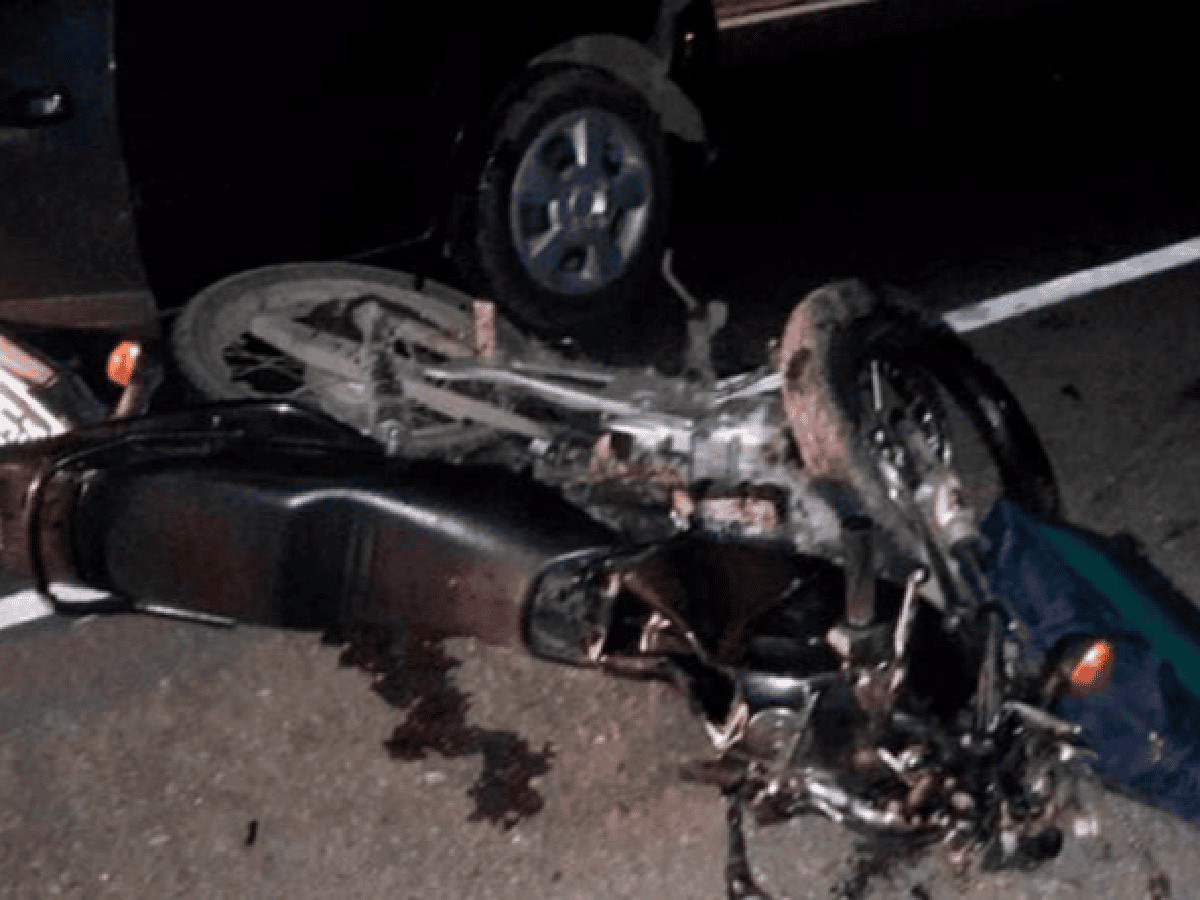 Ruta 19: un motociclista murió tras chocar contra un auto