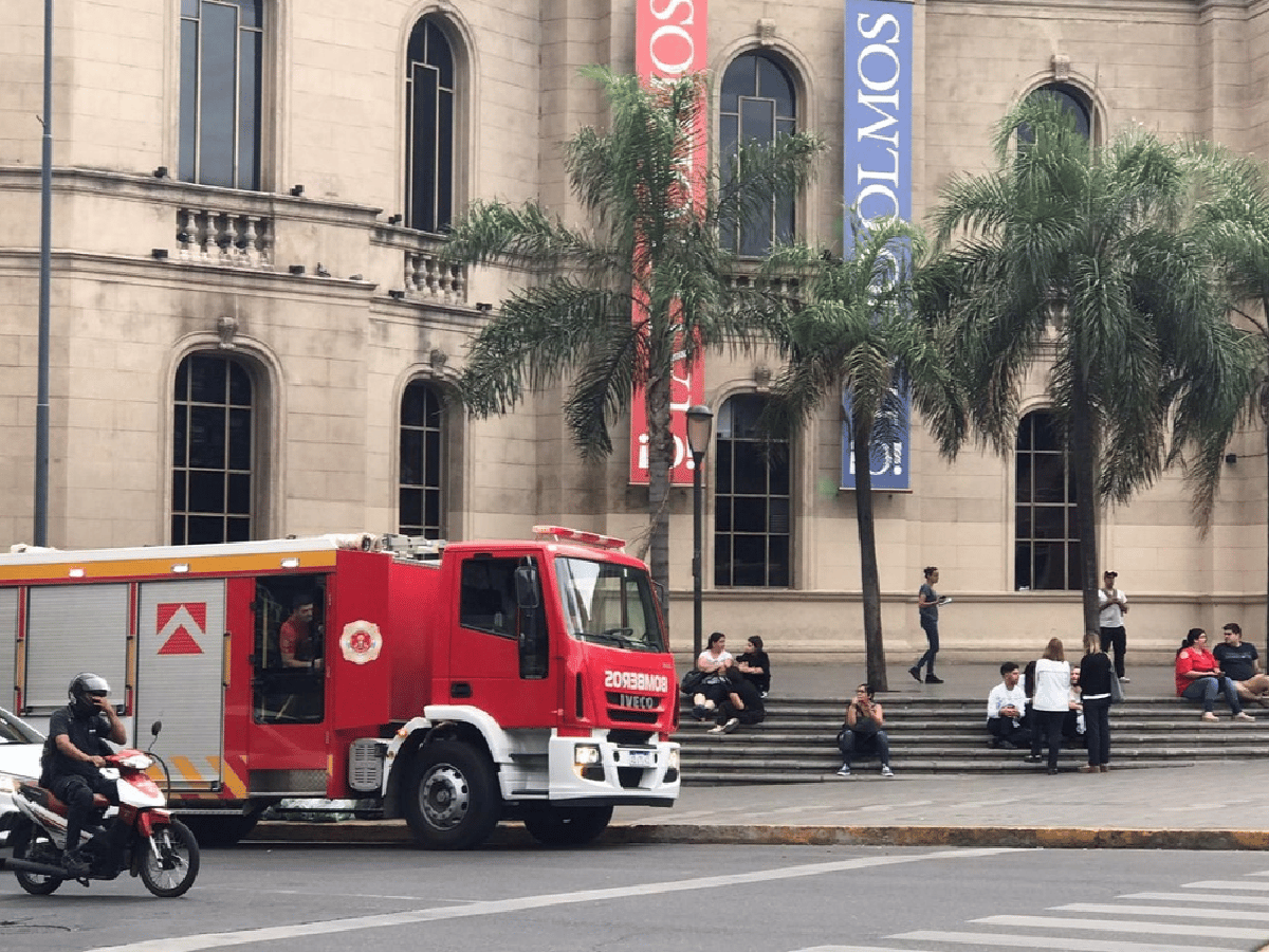 Por principio de incendio evacuaron a empleados del Patio Olmos en Córdoba 