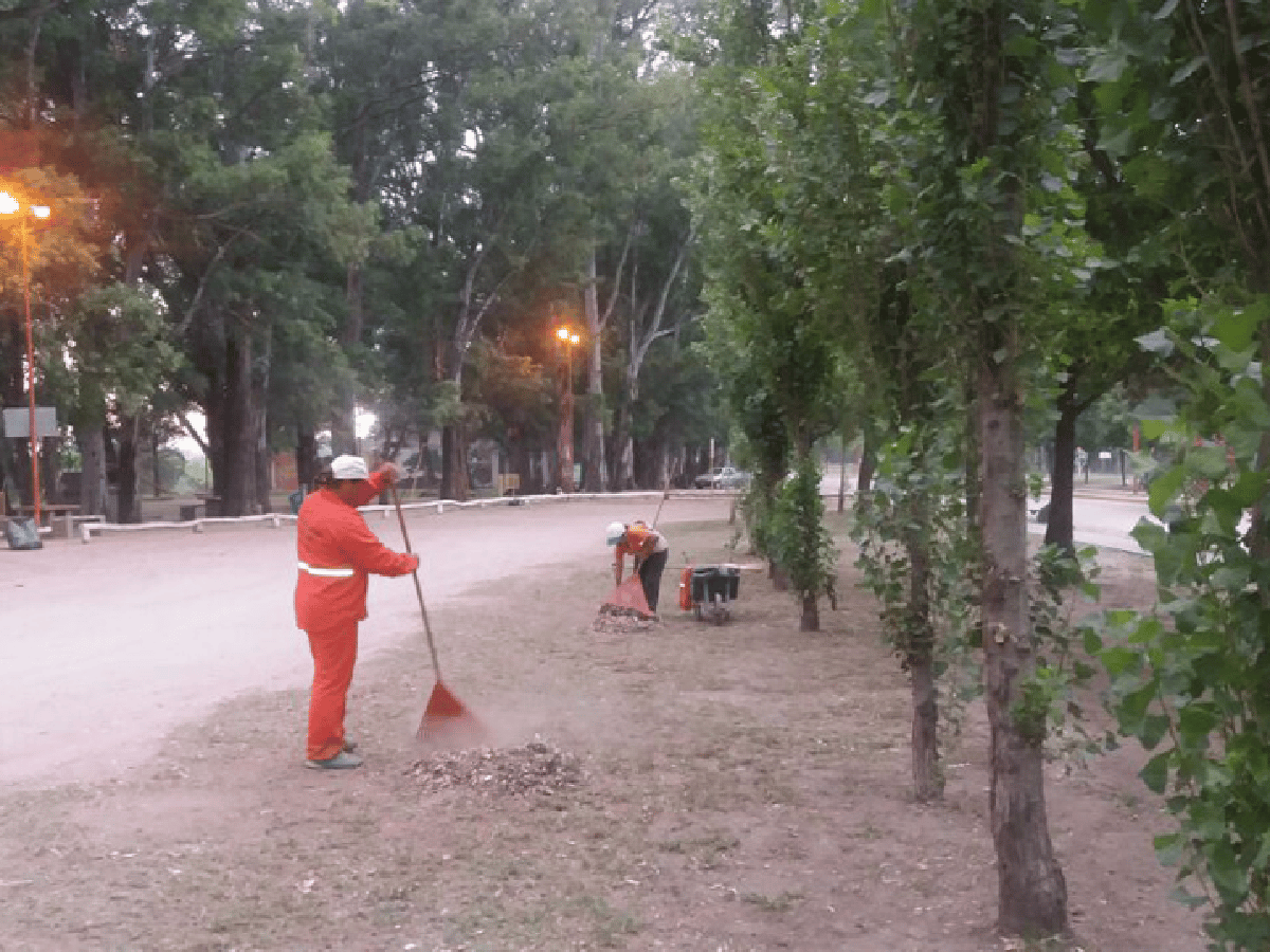Arroyito: tareas de mantenimiento en el Balneario Municipal    