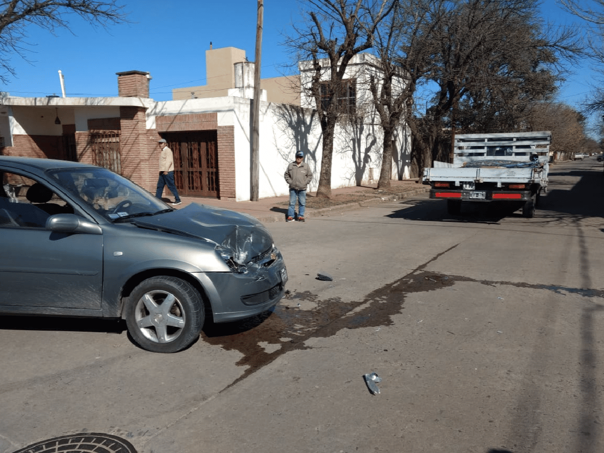 Un auto y una camioneta chocaron en barrio Sarmiento