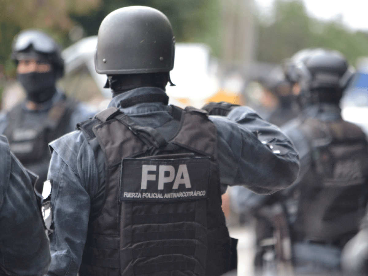 Tres detenidos por amenazar con un arma a efectivo de la FPA 