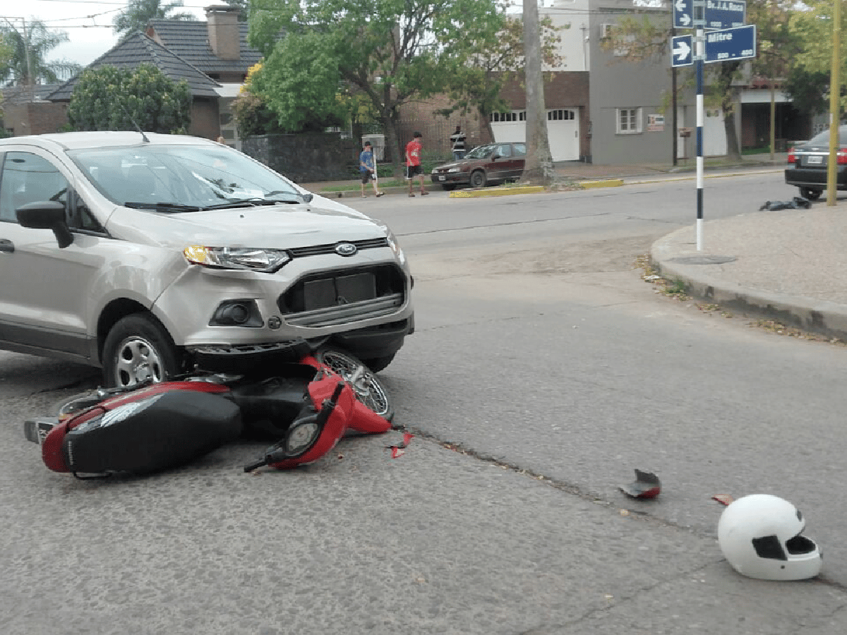 Conductora de moto herida al chocar con una camioneta