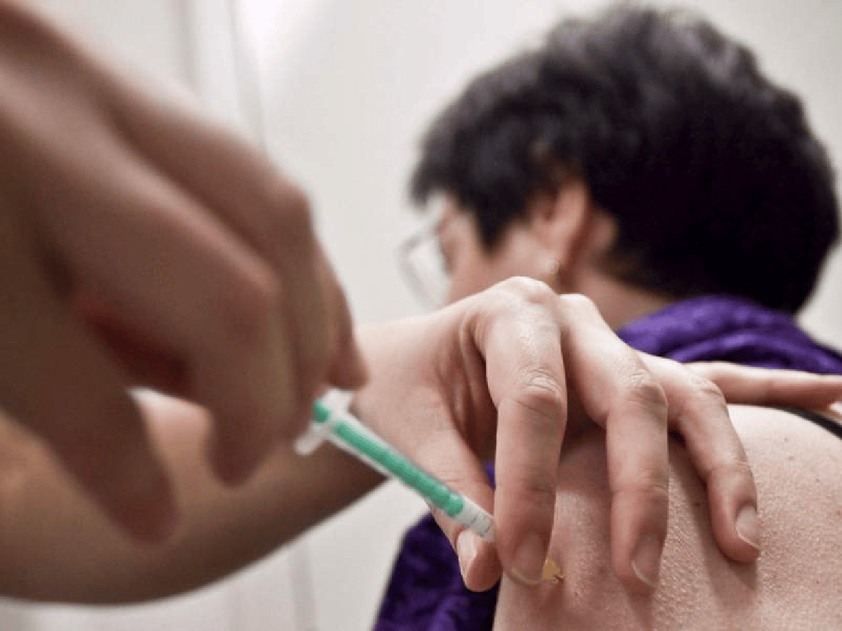 Gripe: en Brinkmann comenzaron a vacunar al personal de salud 