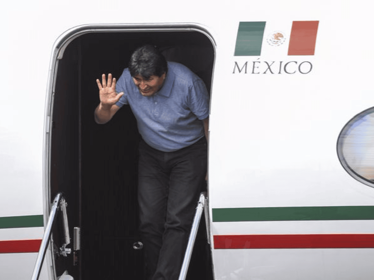 Evo Morales viajó a Cuba y podría instalarse en la Argentina