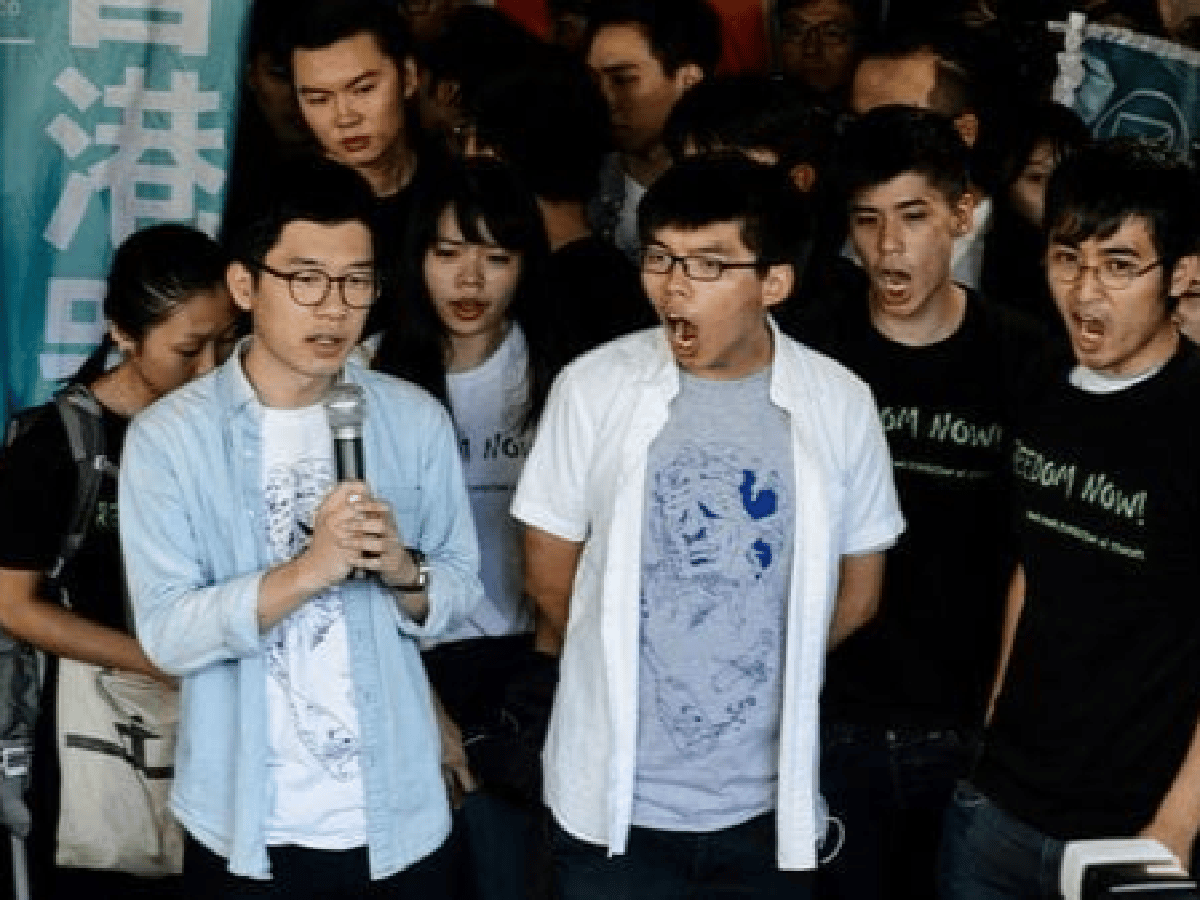 Wong, Chow y Law, líderes estudiantiles, son condenados hasta por ocho meses de prisión, debido a su participación en unas protestas en el exterior en septiembre de 2014