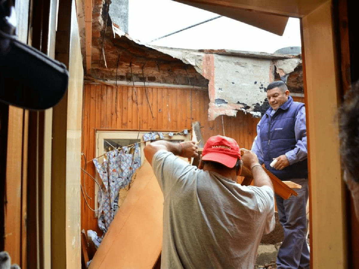 Se desprendió parte del techo de una casa en Bº Jardín: no hay heridos
