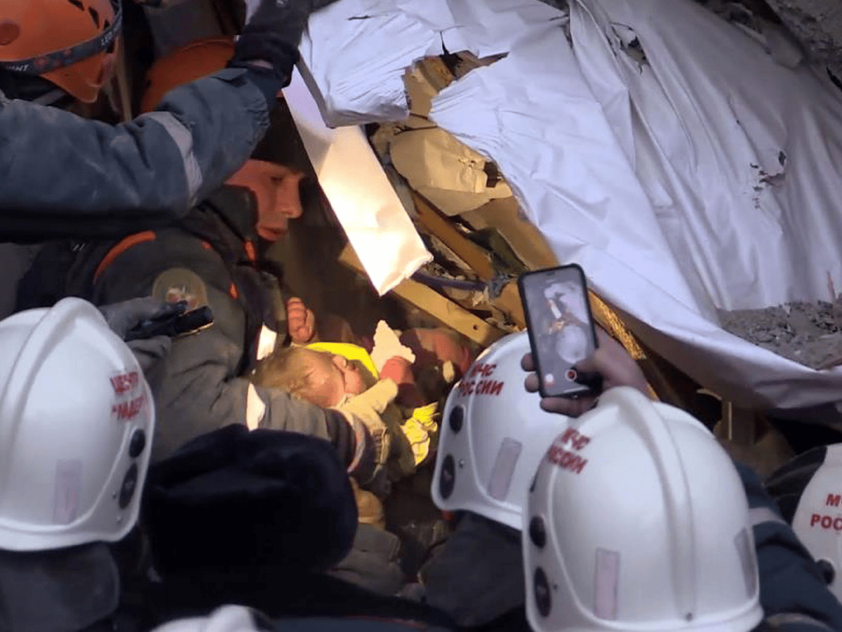 [VIDEO] Rescatan a un bebé de 11 meses entre los escombros del edificio derrumbado en Rusia