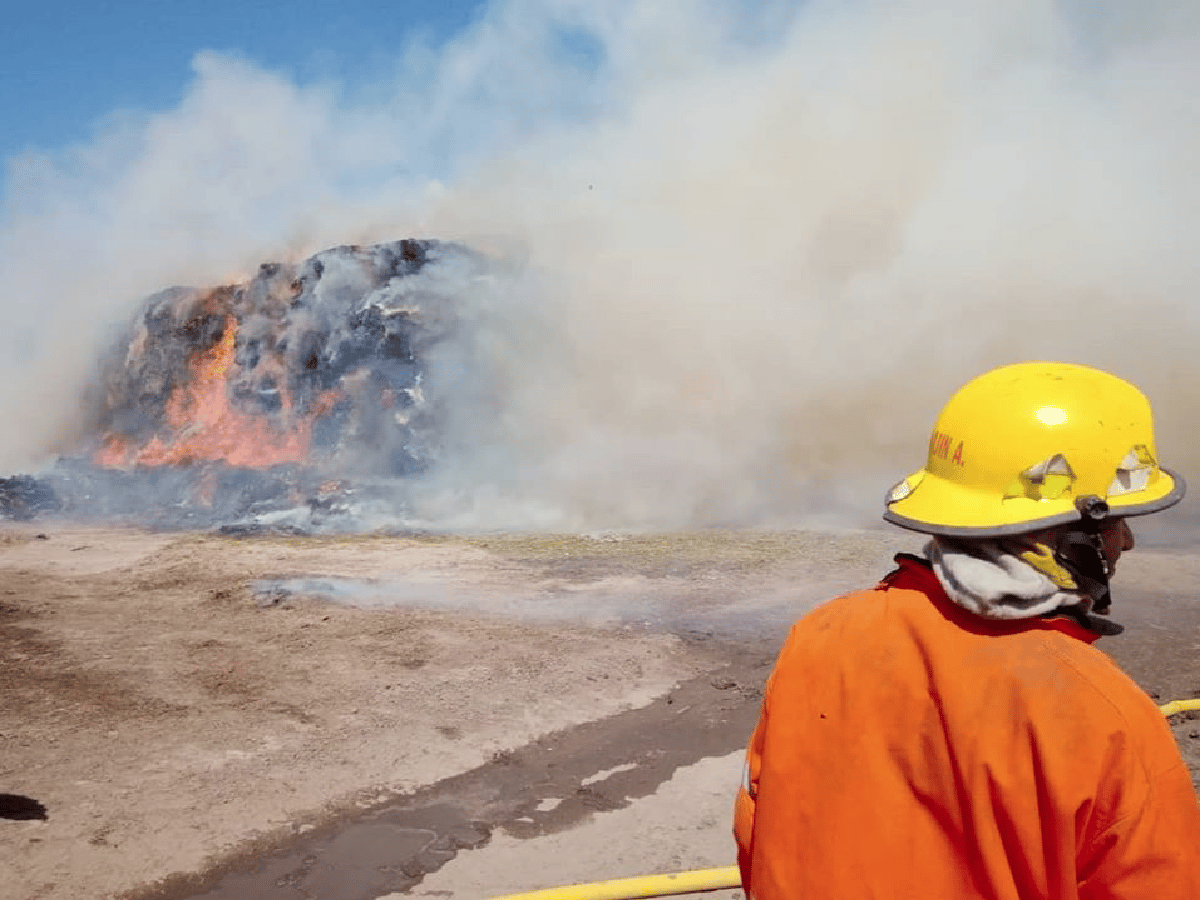 [Video] Ahora: sofocan un incendio de fardos en campo de Las Varillas