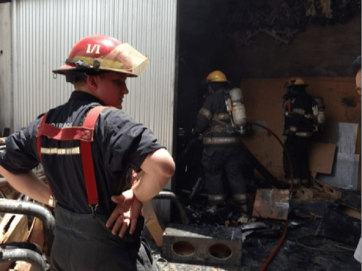 Un galpón se prendió fuego en Av. Rosario de Santa Fe