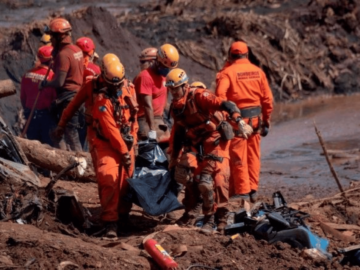 Sube a 110 el número de muertos por tragedia minera en Brasil