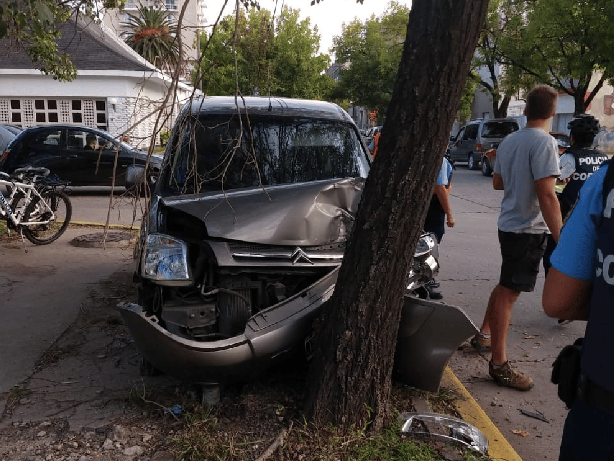 Una persona resultó lesionada al chocar una camioneta contra árbol 