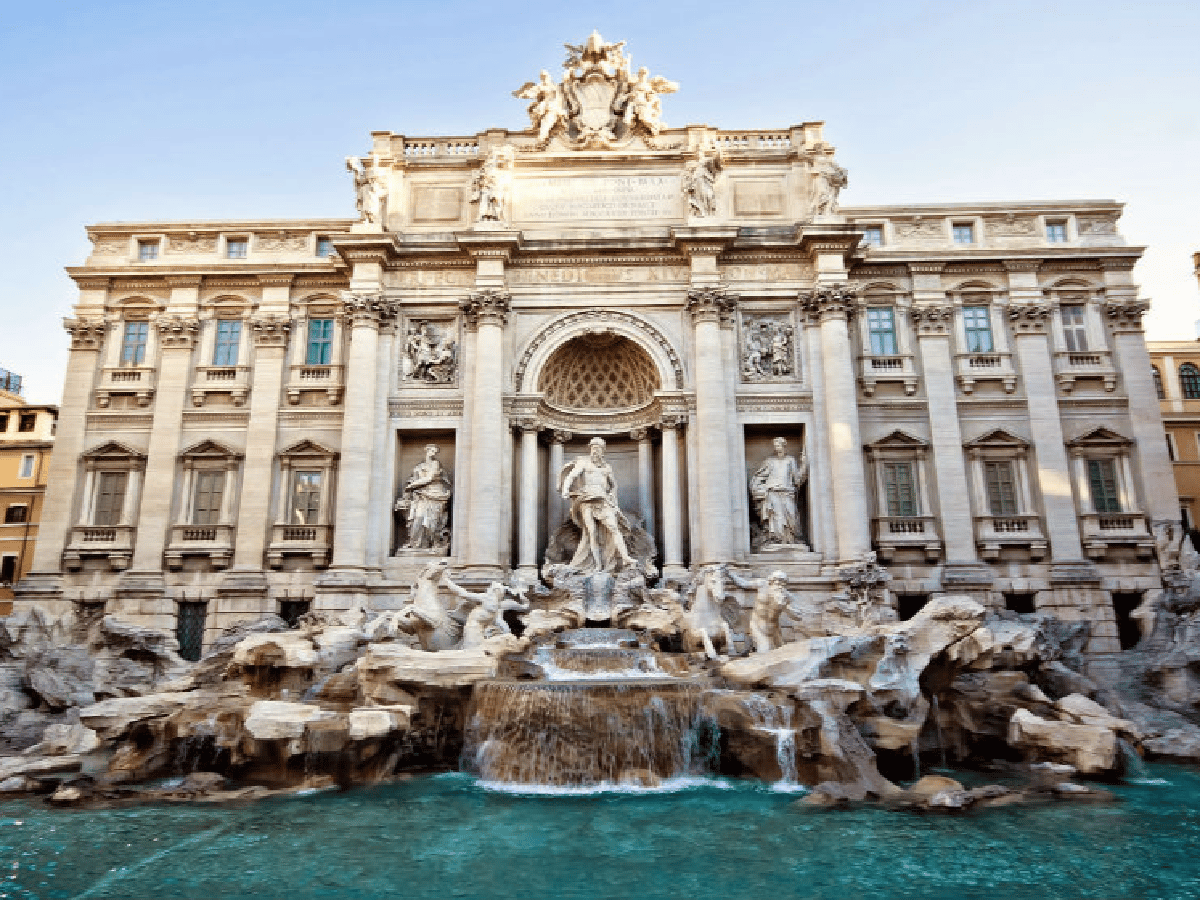Roma prohíbe sentarse a comer y beber frente a la Fontana di Trevi y otras fuentes históricas