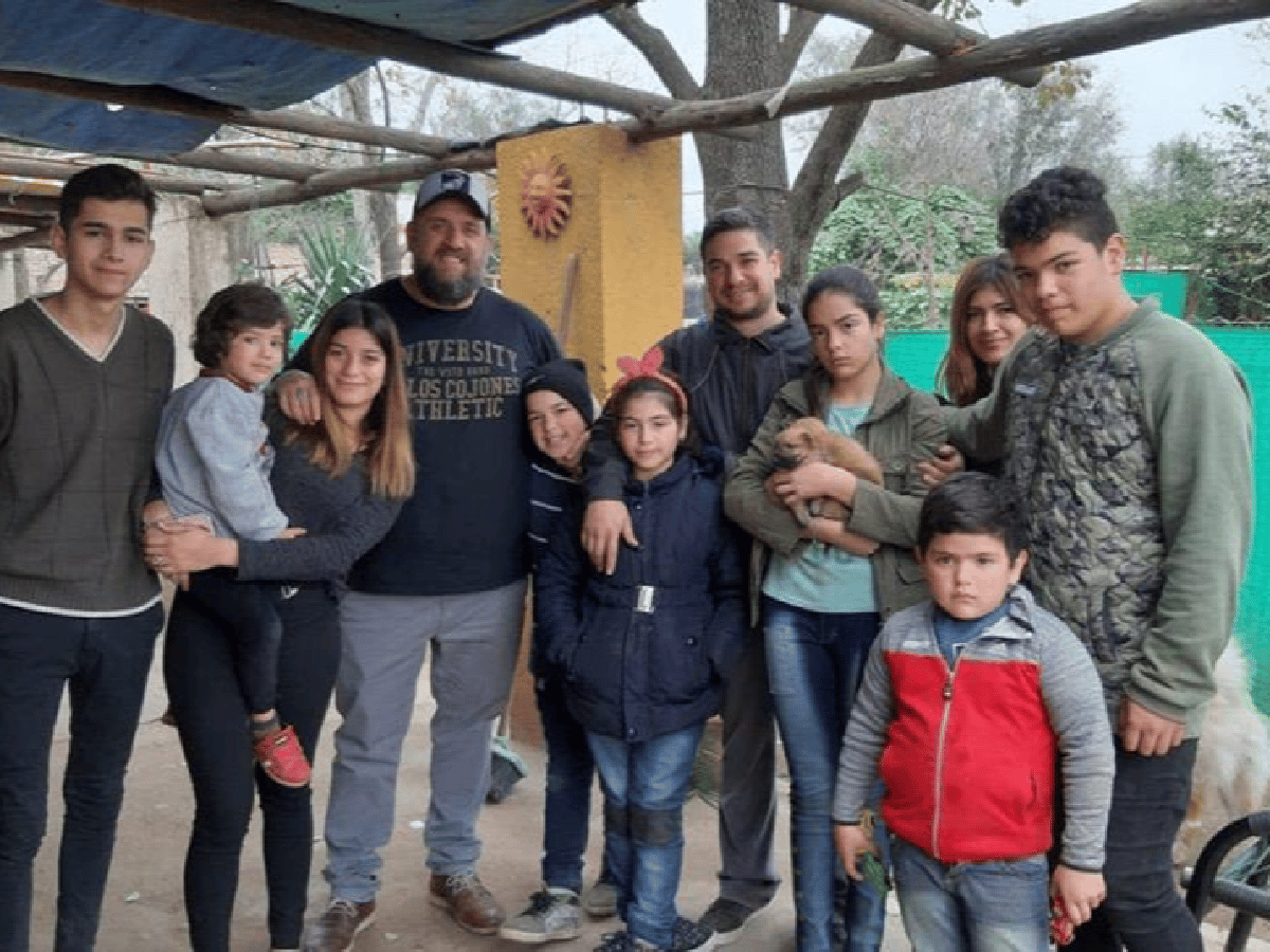 Once hermanos piden ayuda en Córdoba: su madre murió de cáncer y su padre tiene prisión domiciliaria