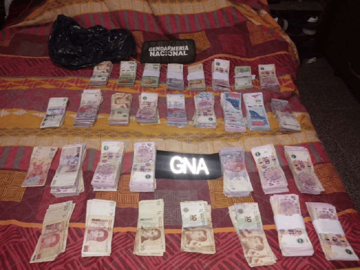 Droga, dinero, armas y un  detenido en allanamientos en una causa que inició en Arroyito 