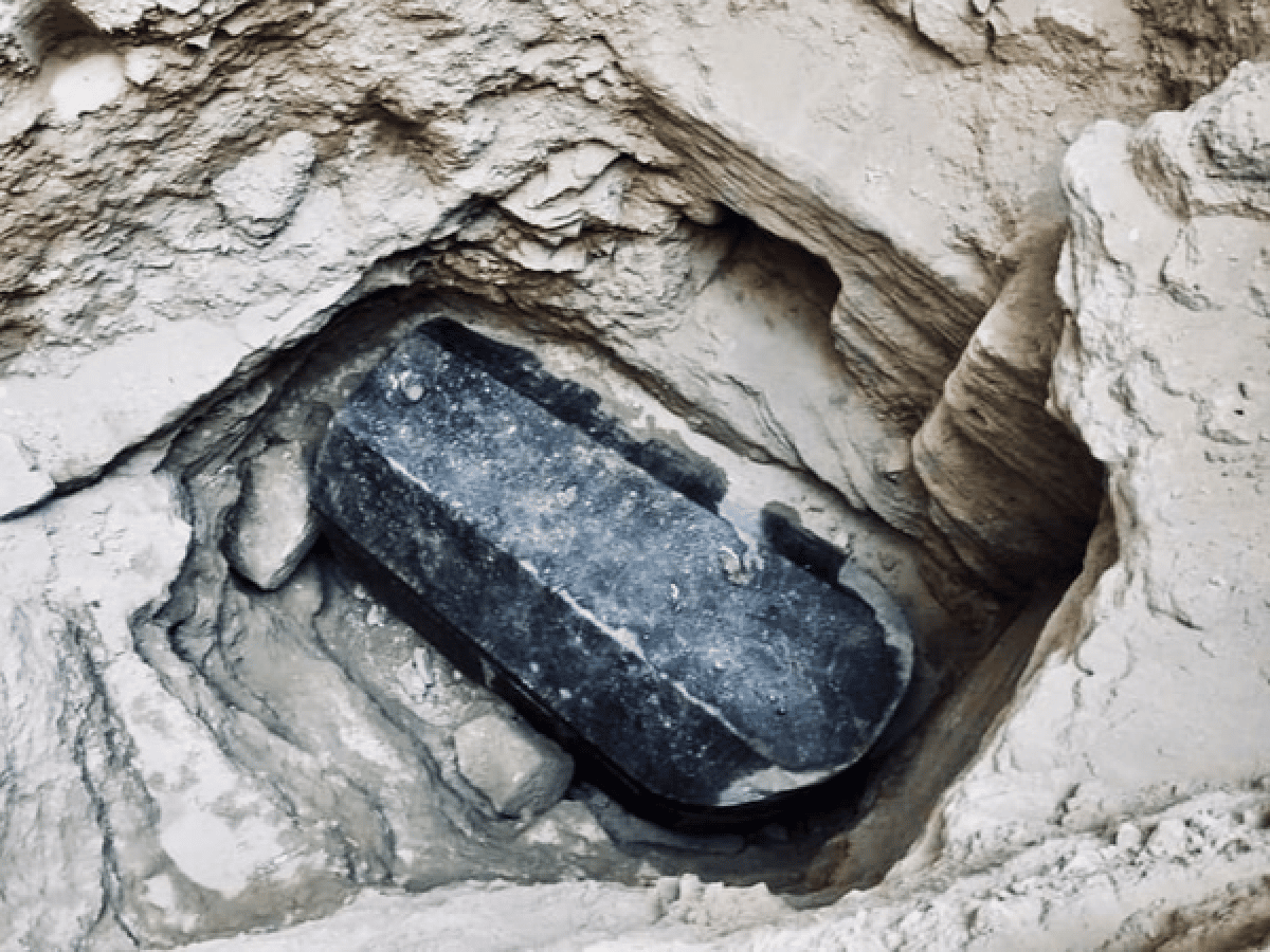 Un misterioso sarcófago negro de 2.000 años hallado en Egipto podría ser la tumba de Alejandro Magno