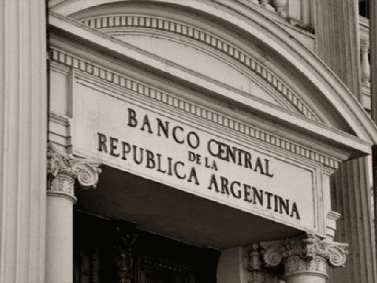 Desde mañana la compra de divisas y las transferencias al exterior requerirán autorización del Banco Central