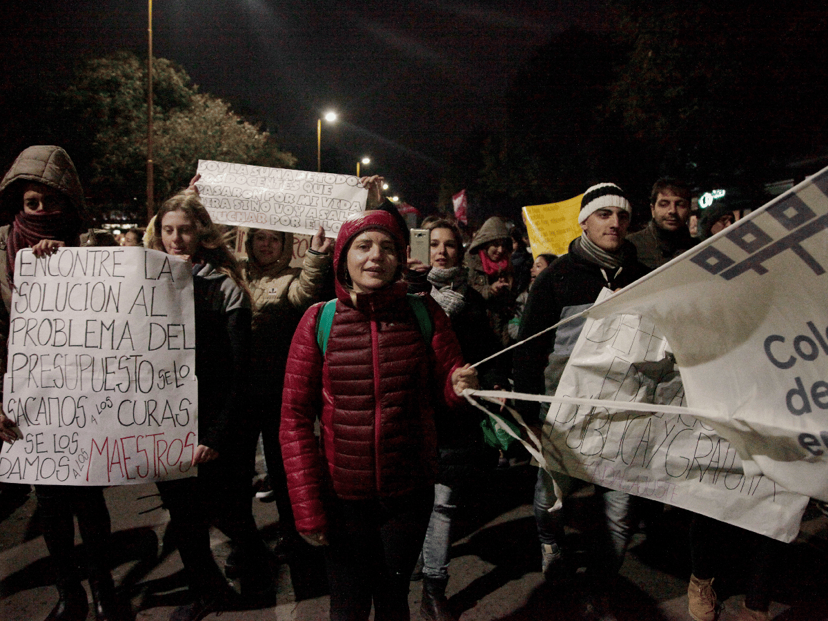 Estudiantes y docentes marcharon por la crisis  salarial y presupuestaria en universidades públicas 