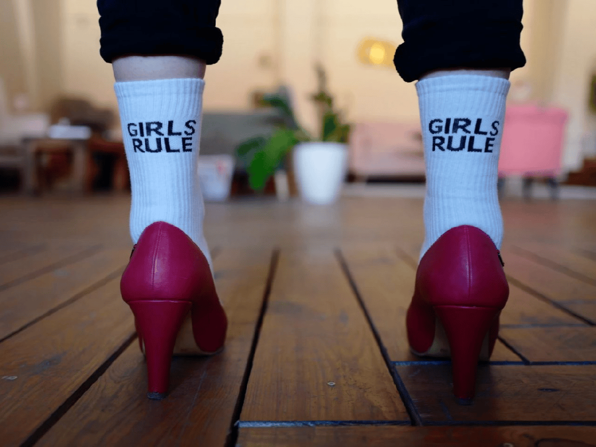 Ministro japonés defiende empresas que obligan a mujeres a llevar tacones altos