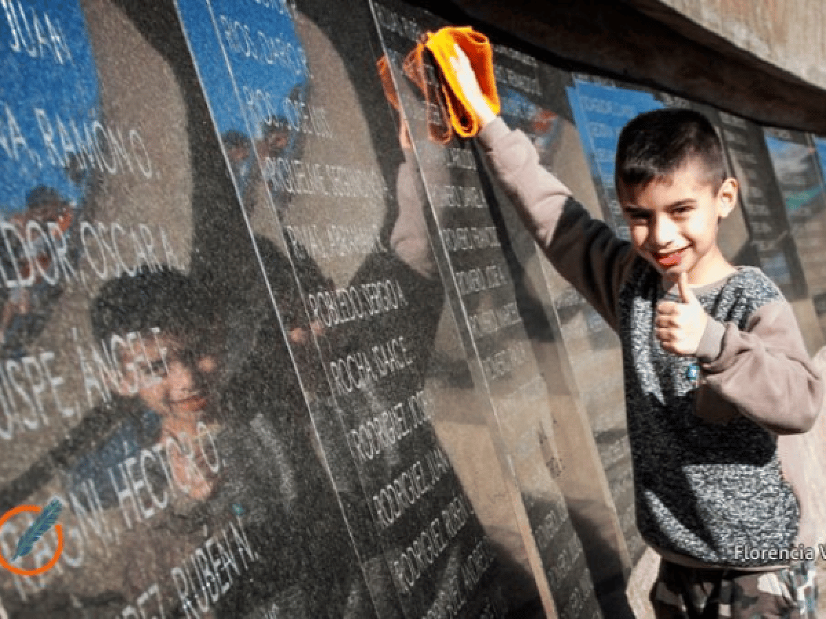 Un niño fue distinguido por limpiar las placas de los héroes de Malvinas