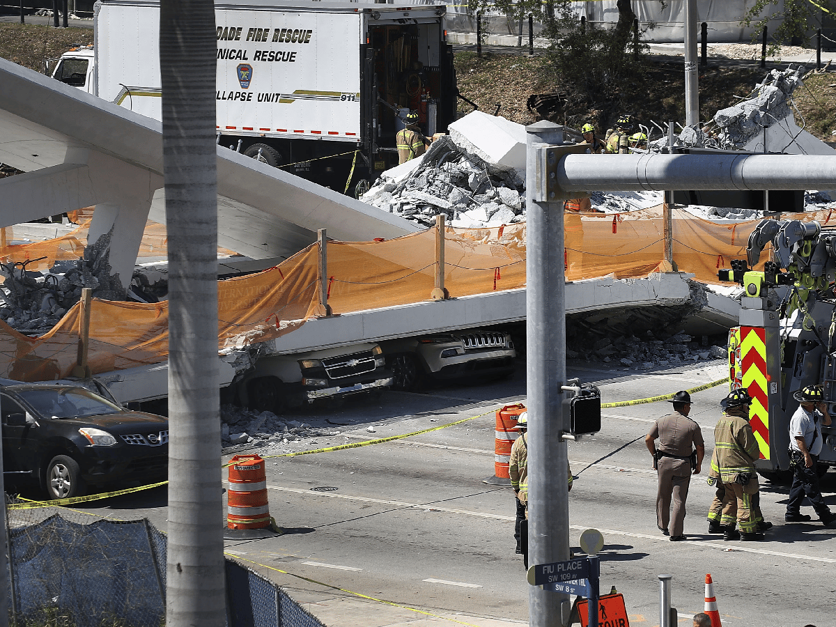 Se derrumbó un puente peatonal en Miami y hay muertos