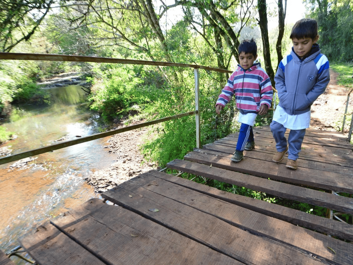 Dos hermanitos cruzan puentes rotos para ir a la escuela