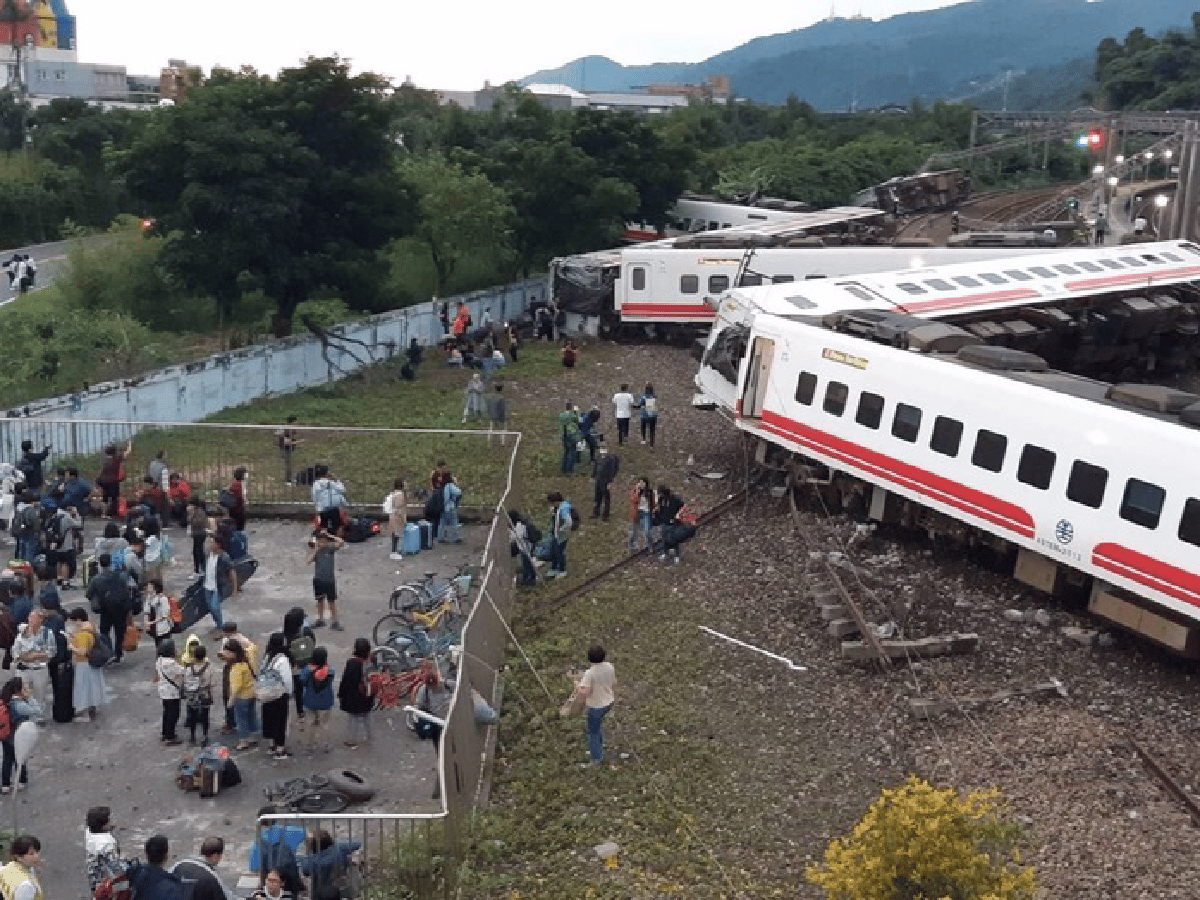 El tren que descarrilo en Taiwan causo 18 muertos y 187 heridos