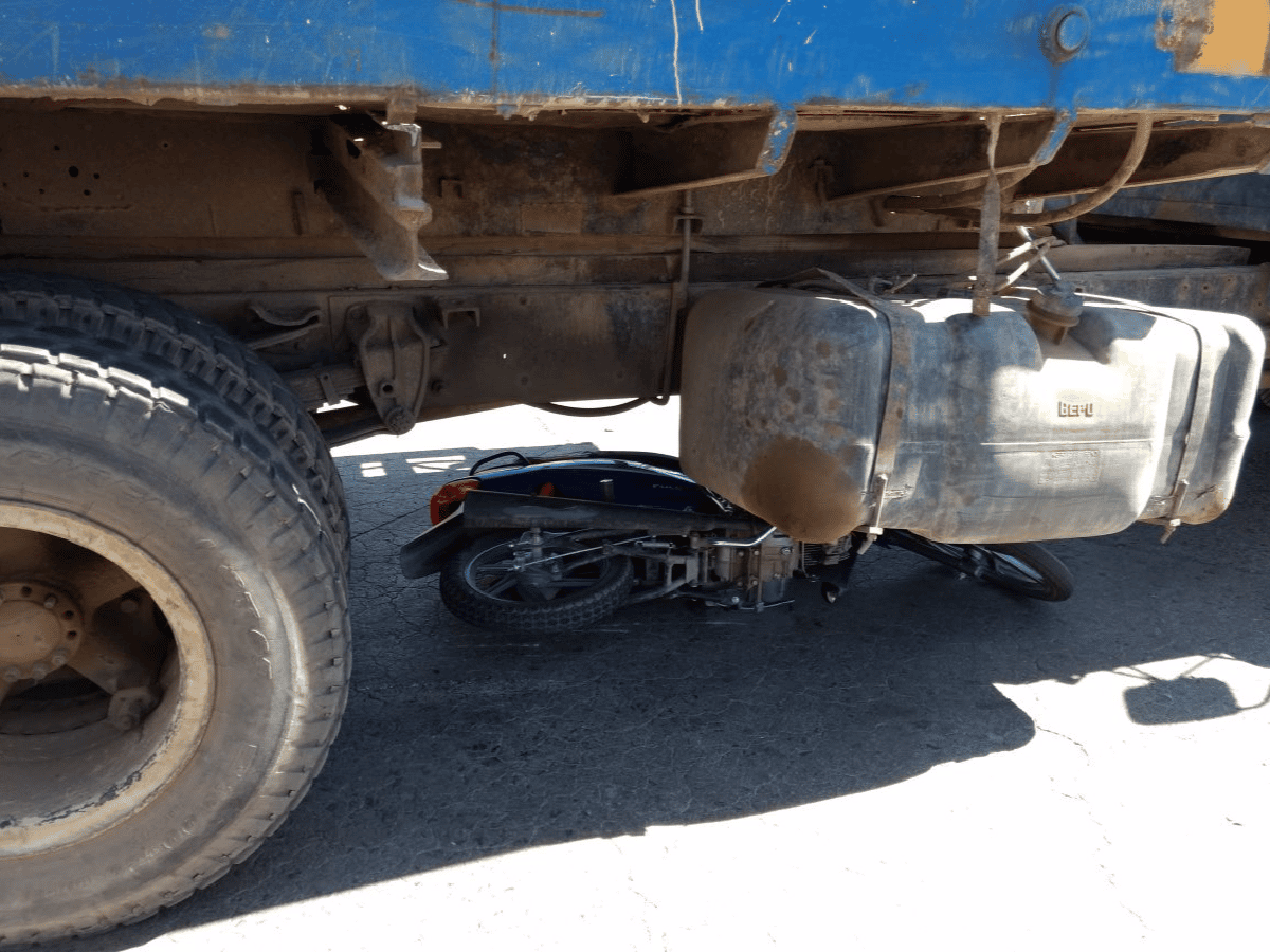 Un accidente entre un camión y una moto dejó dos heridos