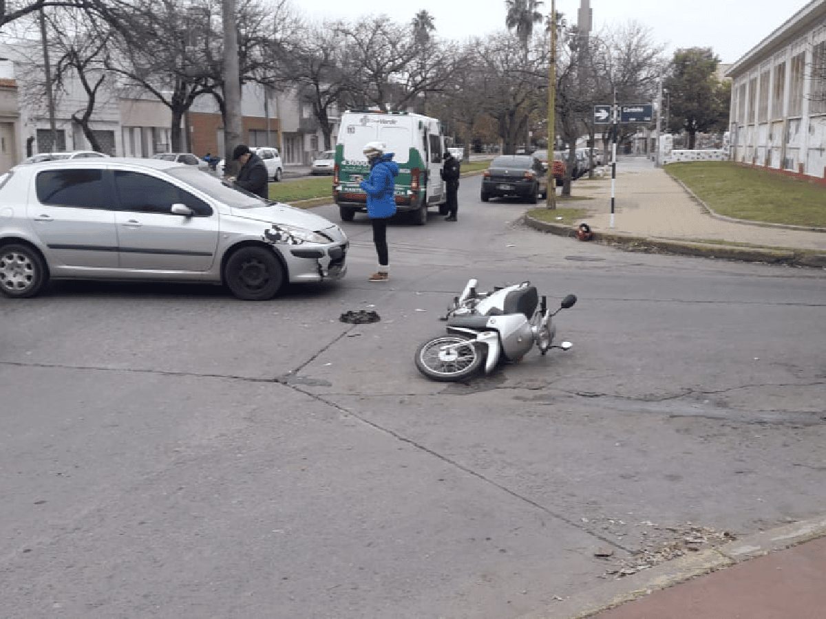 Un accidente entre una moto y un auto dejó como saldo una mujer herida
