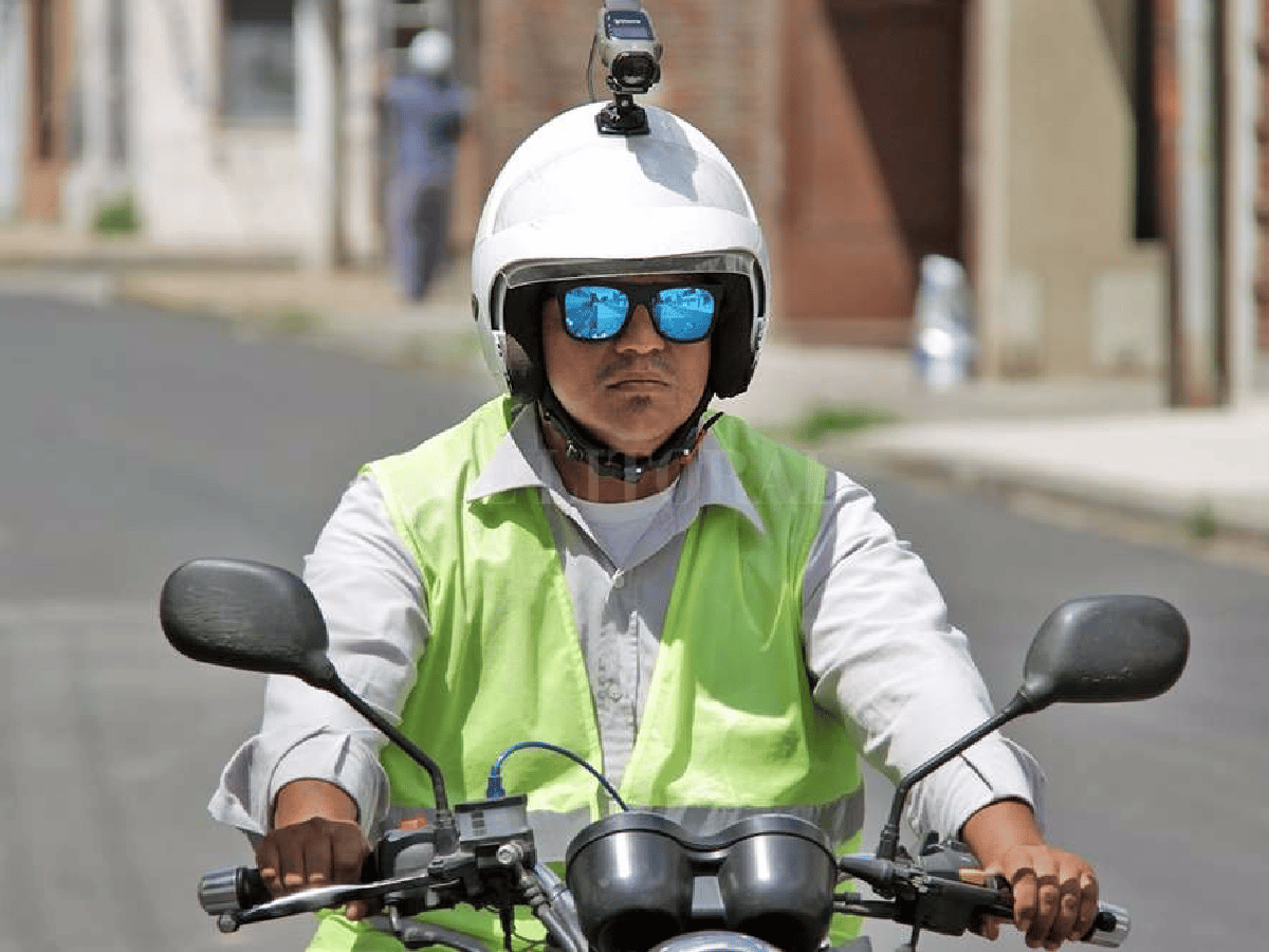 Implementarán fotomultas: los inspectores municipales en moto tendrán cámaras en los cascos  