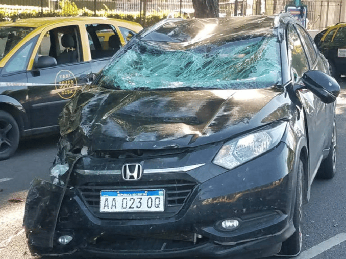 Auto fuera de control chocó una parada de taxis: dos muertos