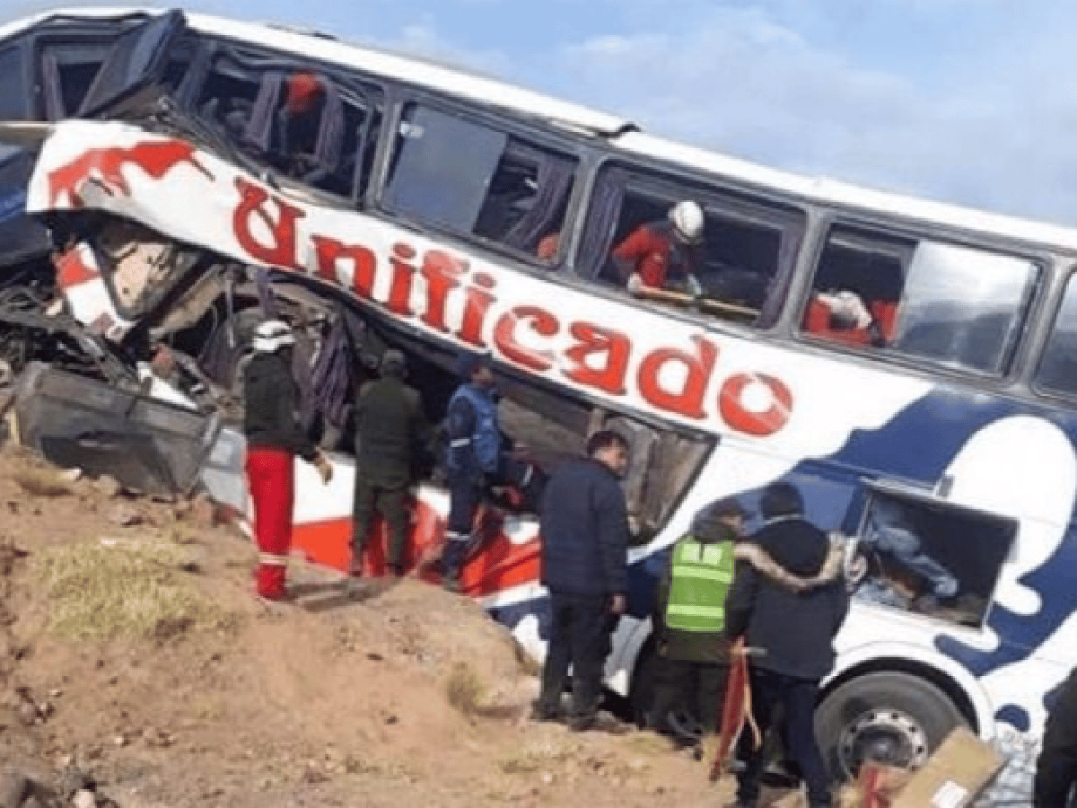 Sube a 17 el número de muertos por accidente carretero en Bolivia