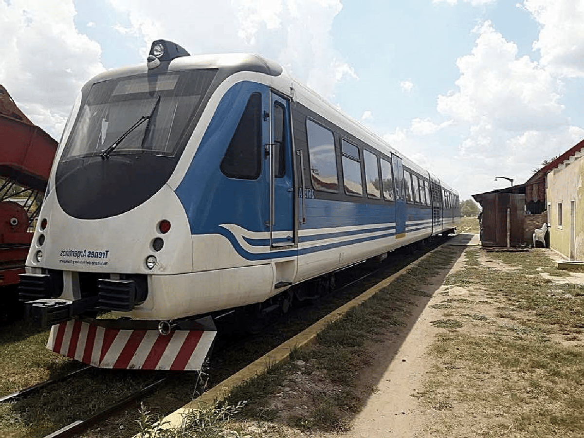Moderno tren de pasajeros pasó por la localidad de Tránsito         