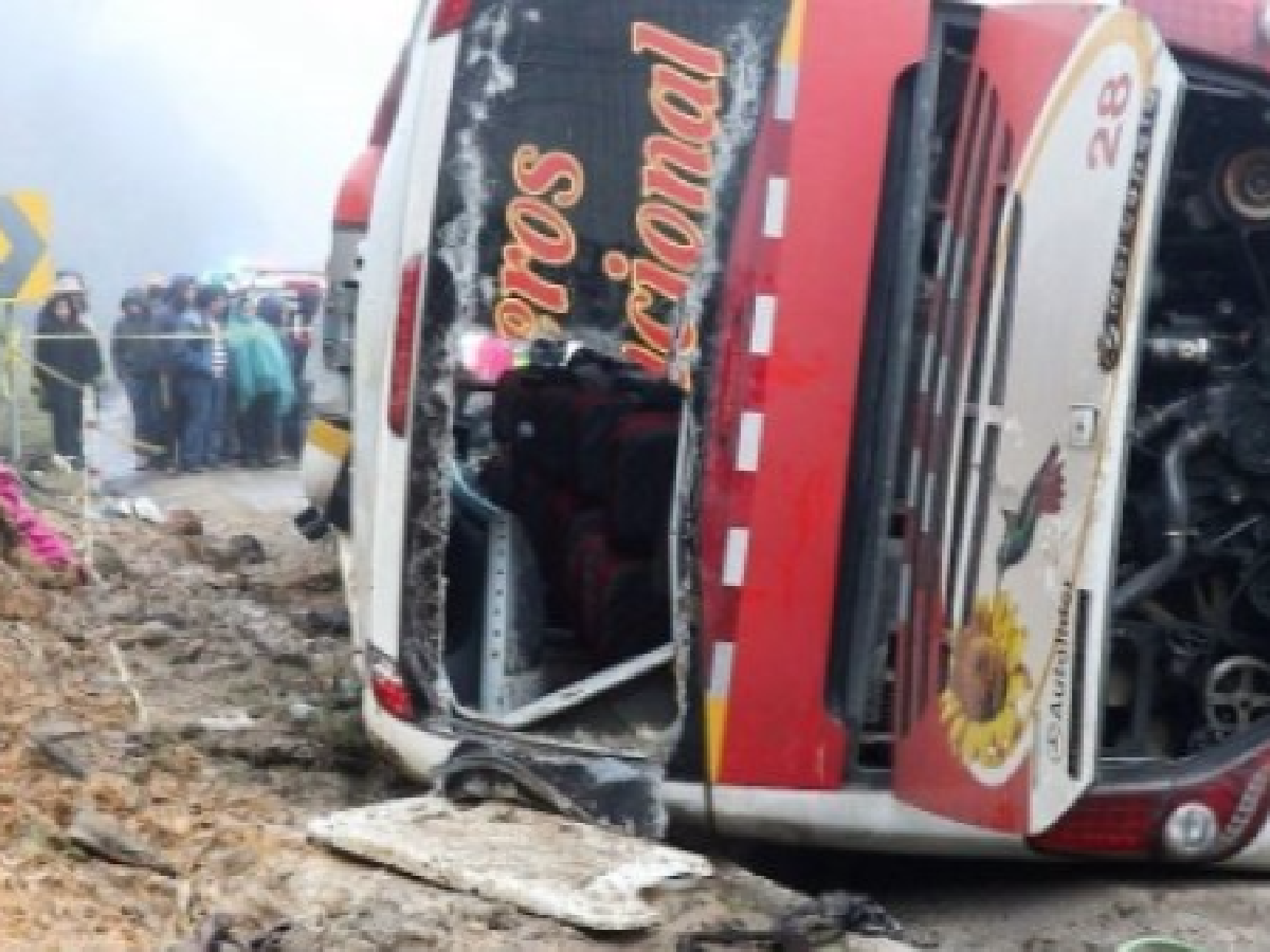 Nuevo accidente de autobús en Ecuador deja 11 muertos y 37 heridos