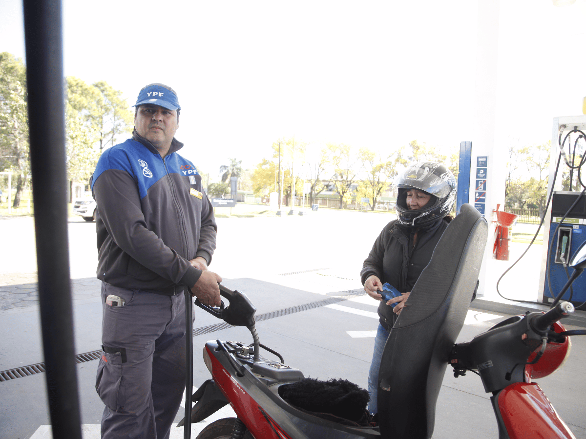 En el ACA, para cargar nafta en la  moto hay que llevar puesto el casco