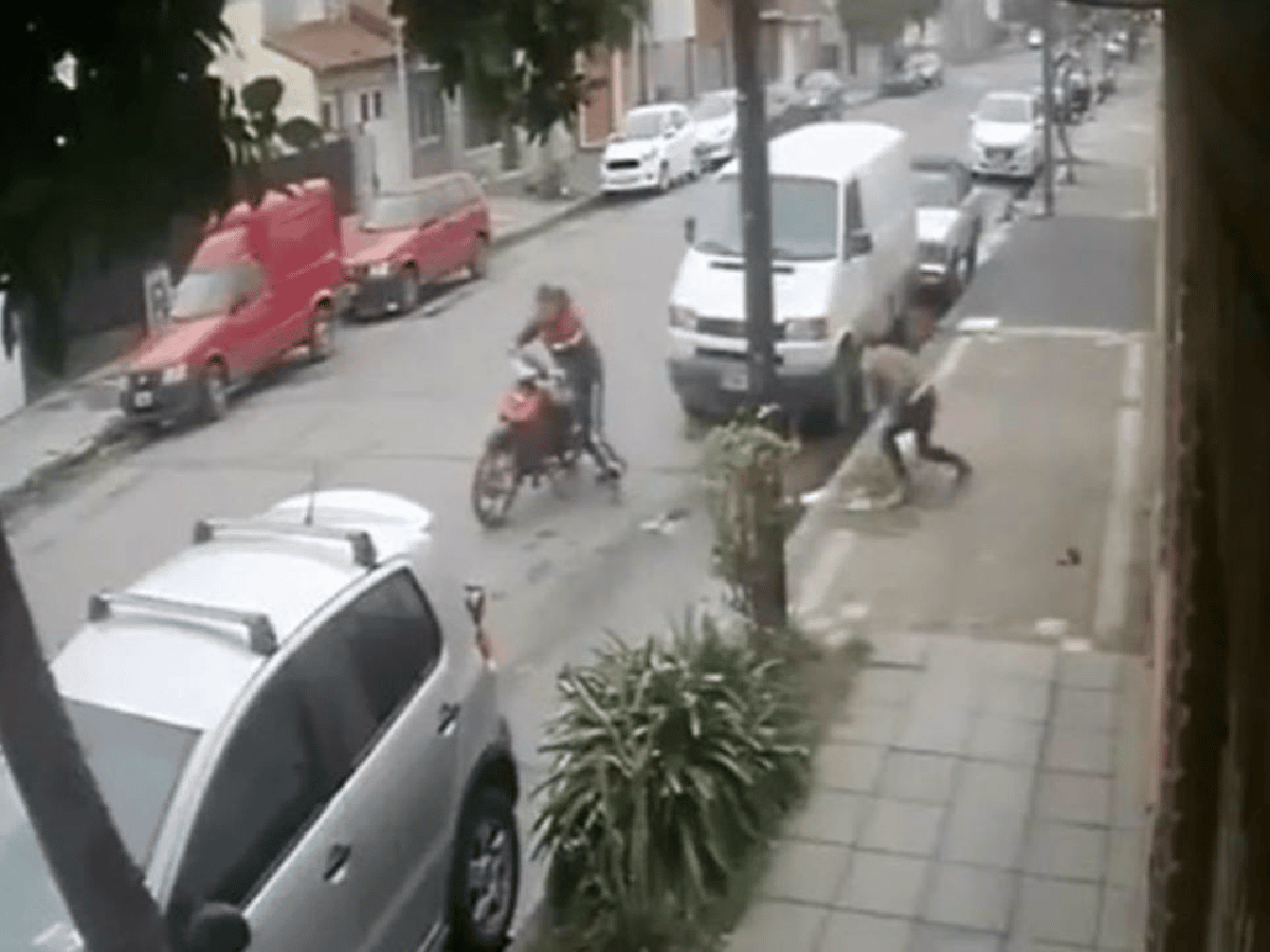 [Video] Arrebató una cartera, no le arrancó la moto y devolvió todo