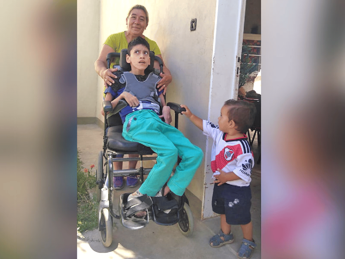Ayuda que cambia la vida: después de 15 años, Rodrigo tiene su primera silla postural 